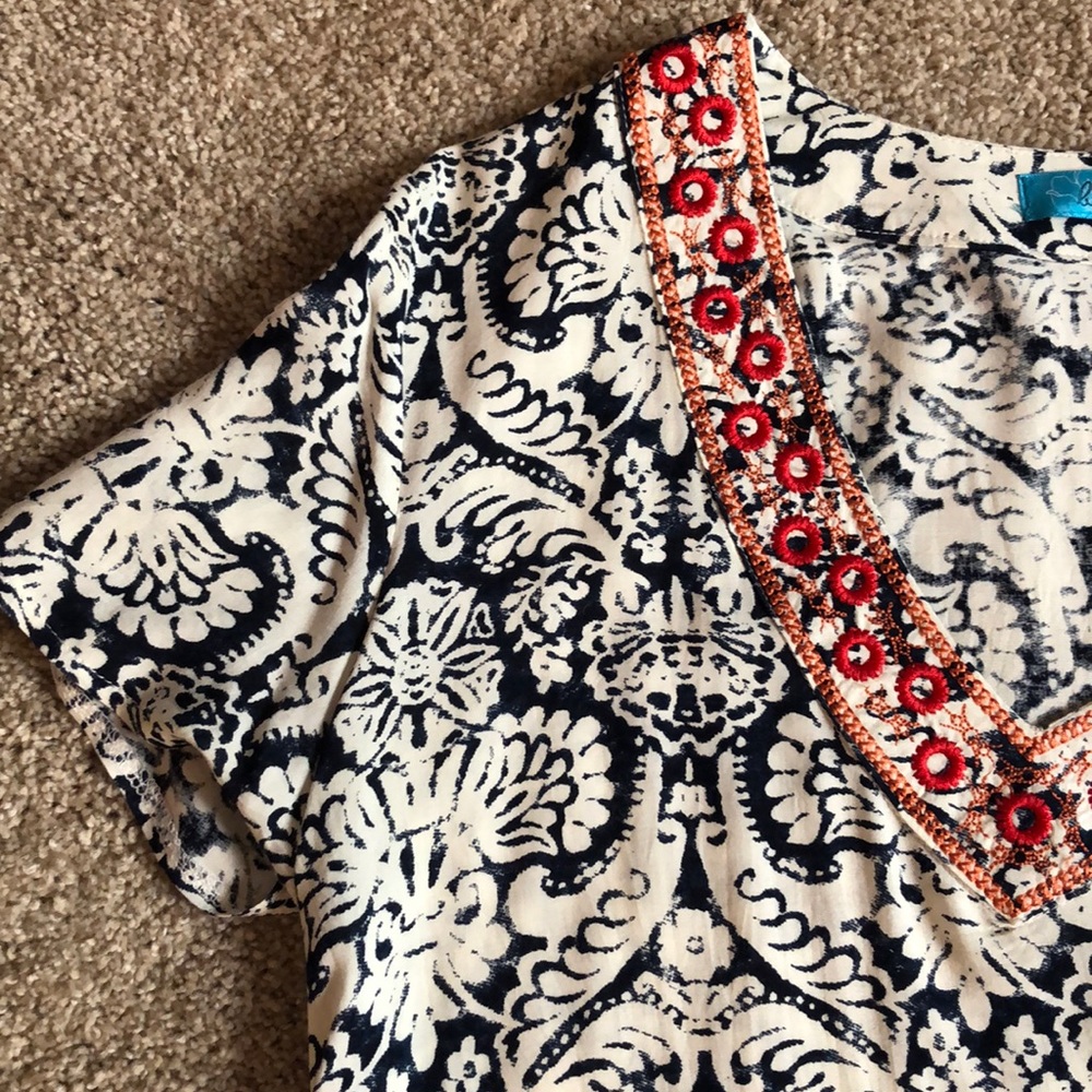 Boutique Patterned V-Neck - Picture 3 of 3
